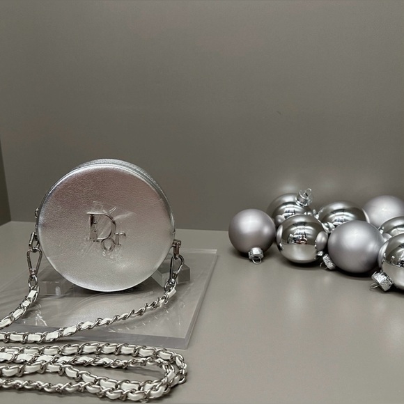 π₯DIOR MAKEUP POUCH IN SILVER METALLIC ON A SILVER AND WHITE CHAIN NWOT. - Picture 2 of 6